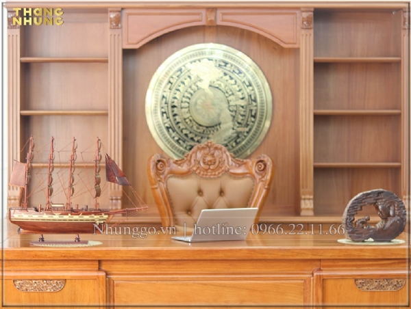 Các mẫu thuyền để trên bàn làm việc giám đốc