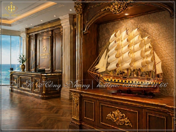 Trang trí sảnh khách sạn bằng mô hình thuyền buồm gỗ tự nhiên