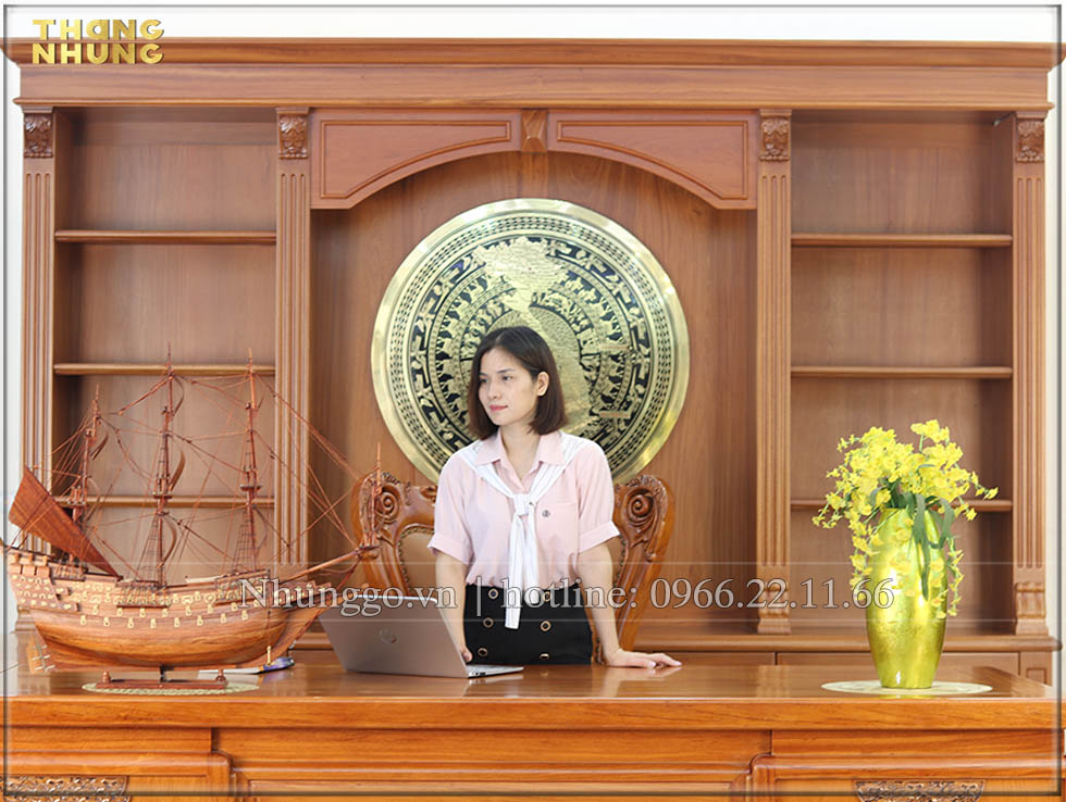 Thuyền buồm trang trí gỗ hương có cánh buồm gỗ được uốn cong thể hiện buồm no gió