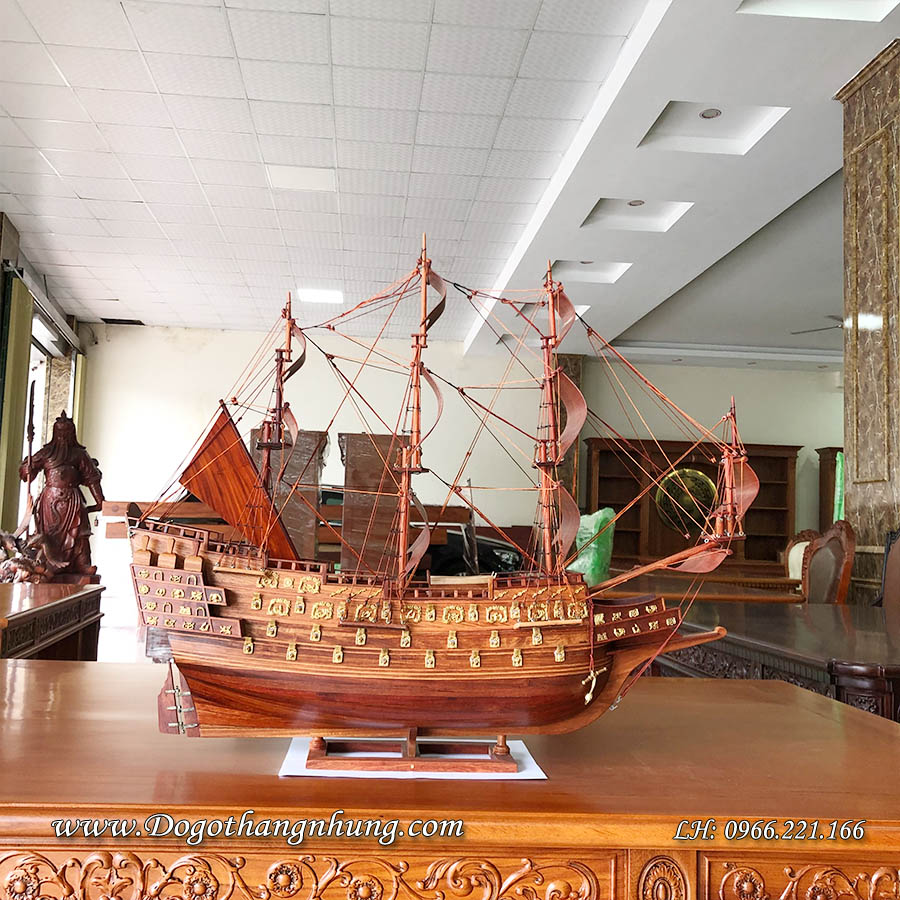 Mô hình thuyền buồm gỗ hương dài 60cm loại VIP được làm hoàn toàn bằng thủ công bởi các nghệ nhân làng nghề gỗ Đồng Kỵ