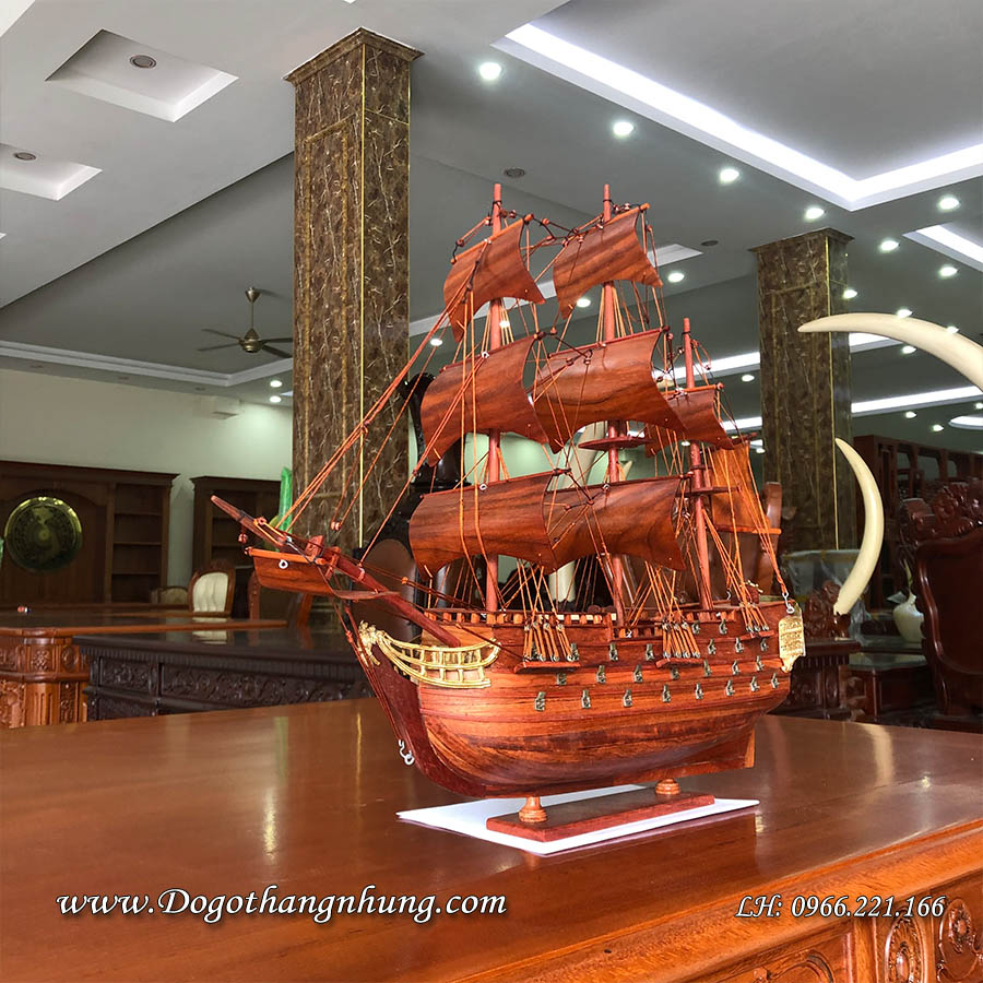 Thuyền buồm bày bàn làm việc gỗ hương được mô phỏng kích thước tỷ lệ như thuyền thật giúp con thuyền cân bằng phong thuỷ
