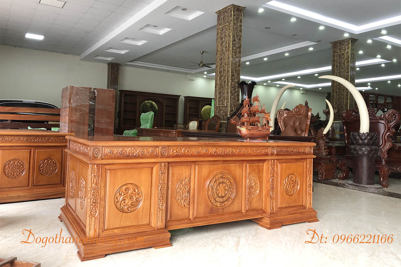 Thuyền buồm trang trí bàn làm việc được các nghệ nhân làng nghề gỗ cổ truyền chạm khắc hoàn toàn thủ công tinh xảo có giá trị thẩm mĩ cao.