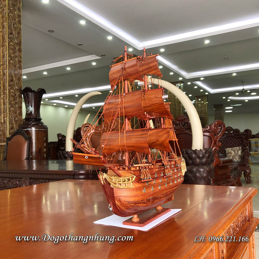 Thuyền buồm trang trí gỗ hương món quà sang trọng ý nghĩa tặng đối tác kinh doanh khách hàng.