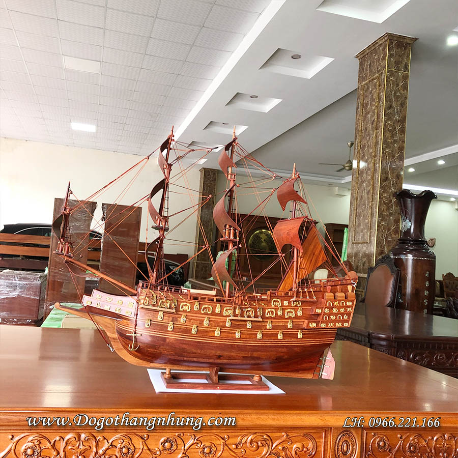Thuyền buồm doanh nhân gỗ hương kích thước sản phẩm dài 60cm, cao 65cm, rộng 15cm được sản xuất từ chất liệu gỗ hương tự nhiên thuộc nhóm gỗ quý nhóm 1