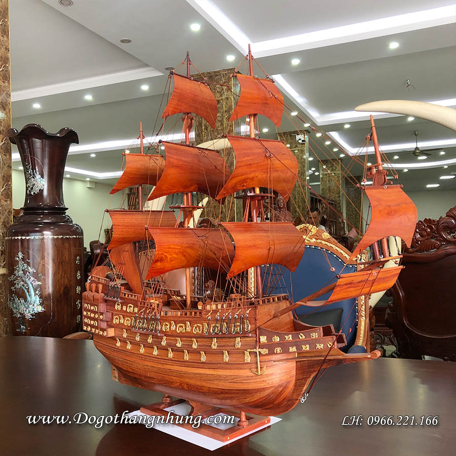 Thuyền buồm gỗ hương ta trang trí phòng khách kích thước sản phẩm dài 80cm, cao 85cm, rộng 18cm được làm hoàn toàn bằng gỗ hương tự nhiên bền đẹp với thời gian.
