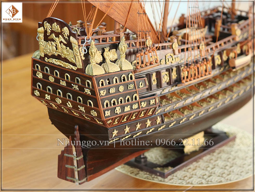 Thuyền buồm gỗ trắc dài Chất liệu gỗ trắc cao cấp