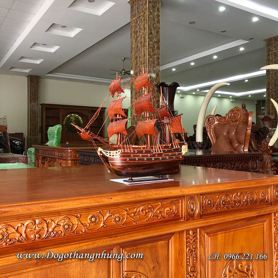 Thuyền buồm gỗ trắc để bàn làm việc được mô phỏng theo tỷ lệ kích thước thuyền thật giúp con thuyền mô hình cân đối thẩm mỹ
