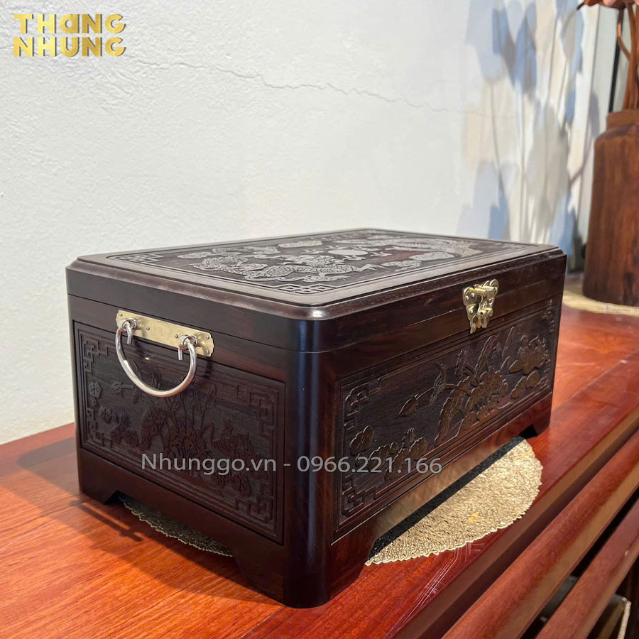 Chiếc hộp được trạm khắc hoa văn xung quanh 5 mặt
