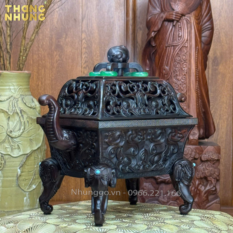 Chiếc lư với những đường nét hoa văn tinh xảo , cổ điển 
