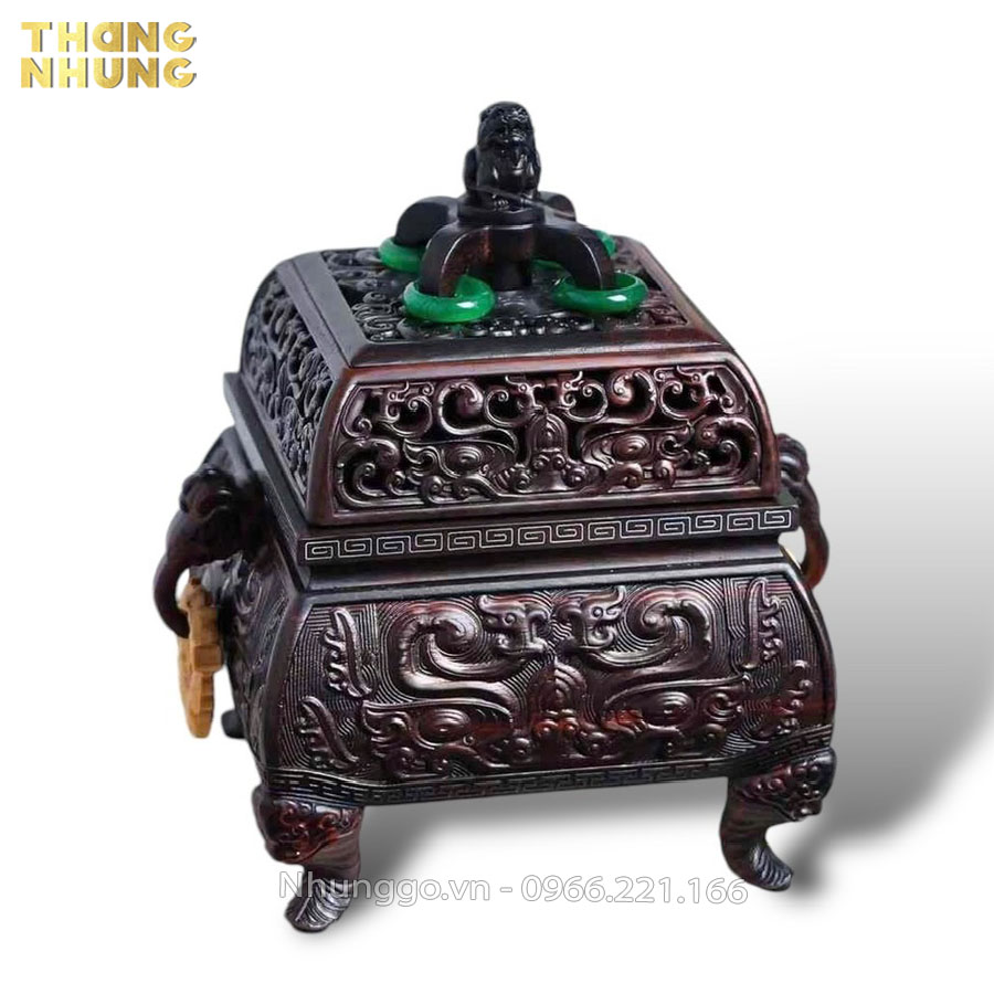 Chiếc lư xông trầm gỗ trắc thể hiện gu thẩm mỹ tinh tế và mang vẻ đẹp truyền thống