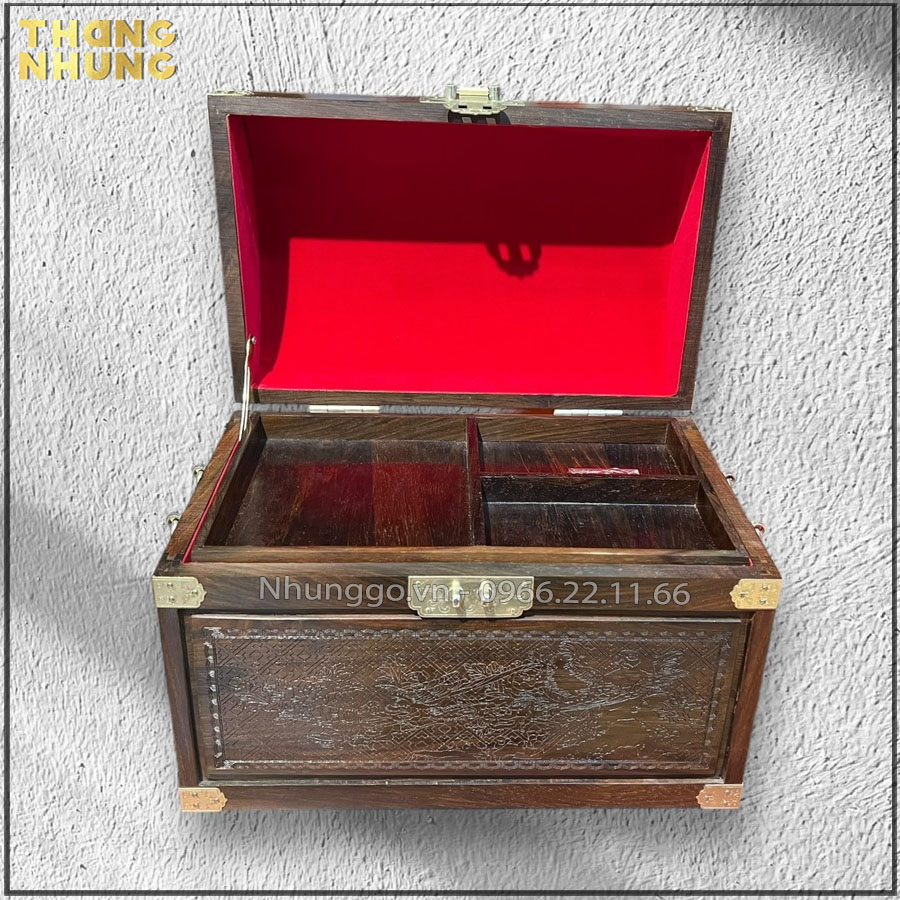 Bên trong có 1 chiếc khay đựng đồ 