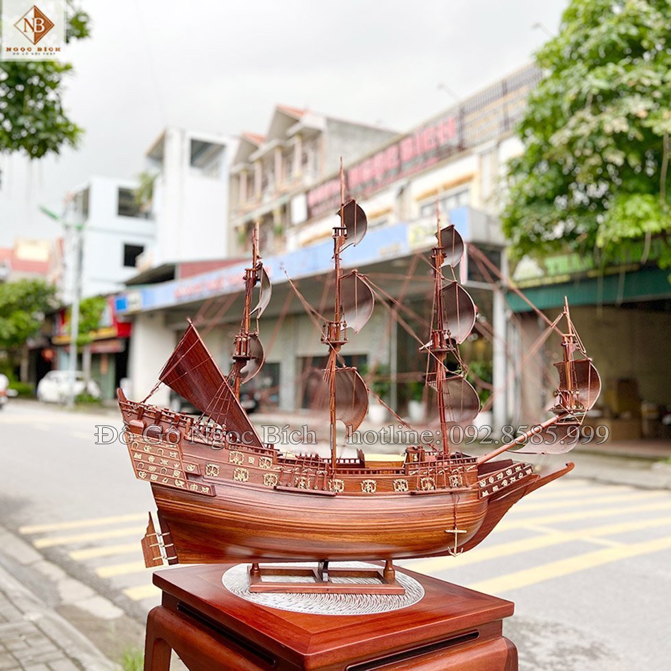 Mô hình thuyền buồm bằng gỗ hương , chất liệu gỗ hương ta có mùi thơm nhẹ