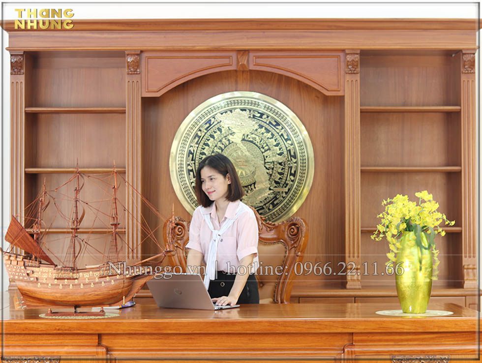 Thuyền buồm gỗ gõ trưng bày trên bàn làm việc