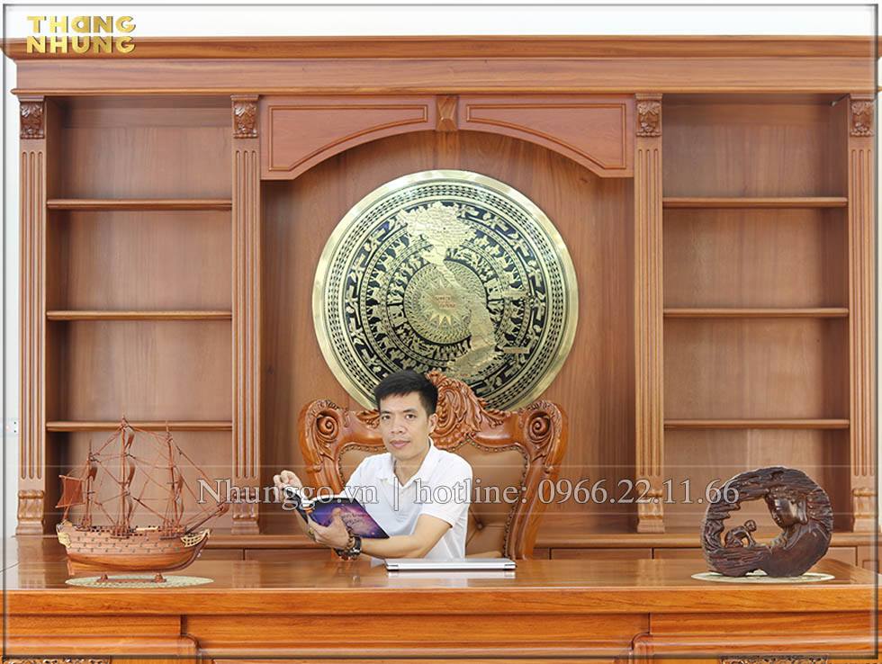 Mẫu thuyền buồm gỗ trầm hương để bàn làm việc lãnh đạo