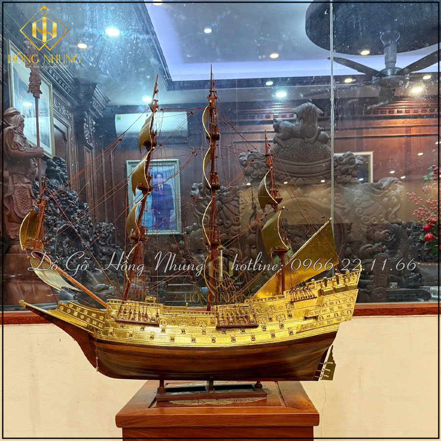 Mô hình thuyền buồm được chế tác từ chất liệu gỗ hương mang vẻ đẹp sang trọng , bền bỉ